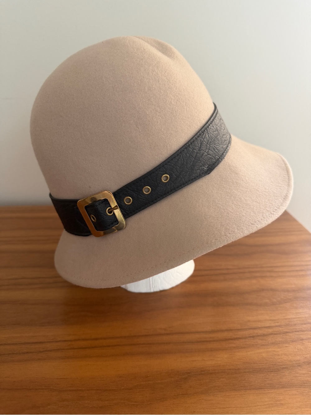 VINTAGE Bollman Americana Boutique Kates Wool Cloche Hat Buckle Band Neutral